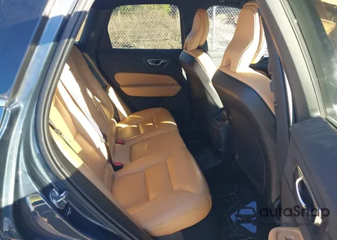 2020 Volvo Xc60 Hybrid T8 Momentum z USA, uszkodzony, nr VIN YV4BR0DK5L1424988